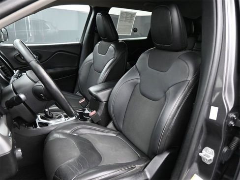 Used 2018 Jeep Cherokee Latitude Plus image 12