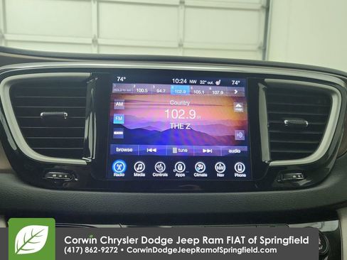 Used 2017 Chrysler Pacifica Touring-L image 24