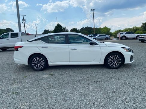 Used 2025 Nissan Altima 2.5 SV FWD image 2