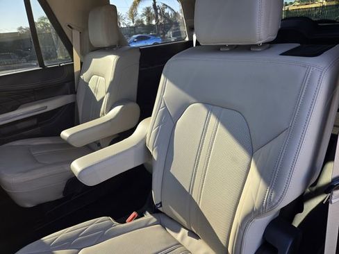 Used 2024 Ford Expedition Platinum image 12
