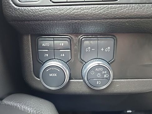 Used 2021 GMC Yukon XL Denali w/ Denali Premium Package image 22