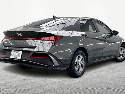 Used 2024 Hyundai Elantra SE image 2