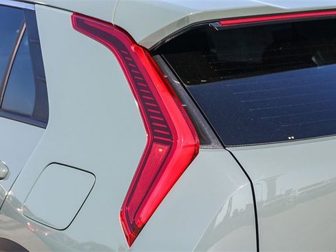 Used 2025 Kia Niro EX image 11