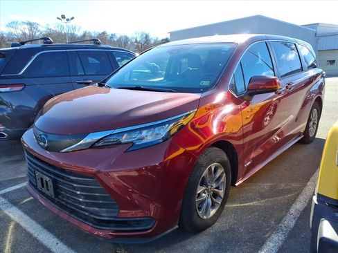 Used 2021 Toyota Sienna LE image 2