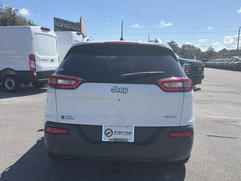 Used 2016 Jeep Cherokee Latitude FWD image 6