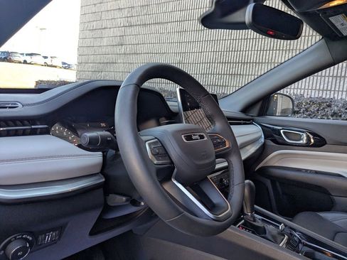 Used 2025 Jeep Compass Limited image 11