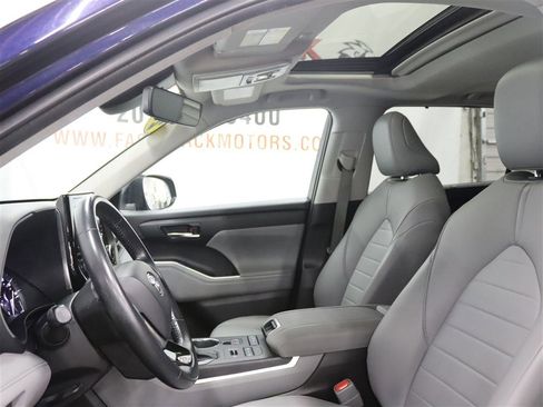 Used 2021 Toyota Highlander XLE AWD/4WD image 13