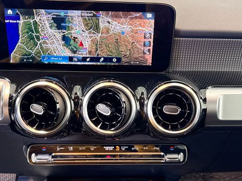 Used 2022 Mercedes-Benz GLB 250 4MATIC image 13