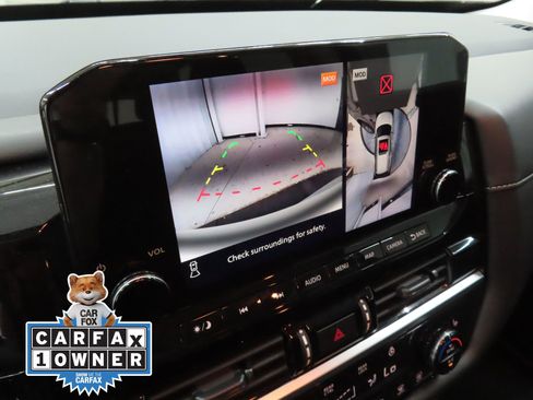 Used 2024 Nissan Pathfinder SL w/ Lighting Package (N92) FWD image 17