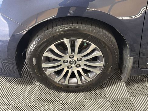 Used 2018 Toyota Sienna XLE image 12
