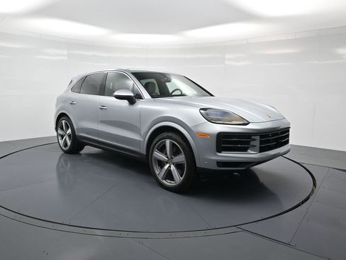 Used 2025 Porsche Cayenne image 29