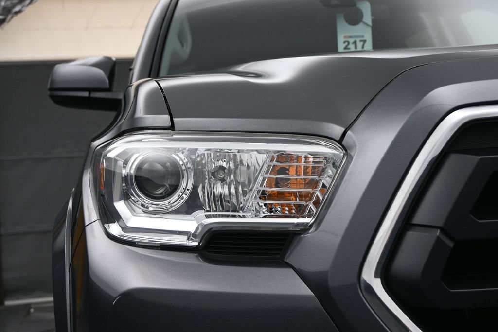 Used 2021 Toyota Tacoma SR5 RWD image 4