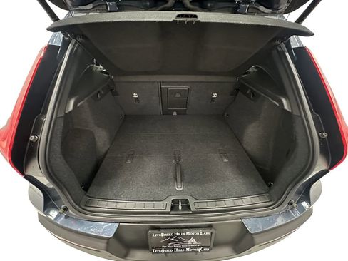 Used 2021 Volvo XC40 T5 Momentum image 13