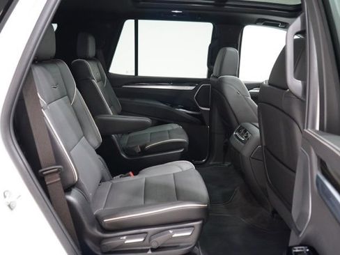 Used 2025 Cadillac Escalade Premium Luxury image 40