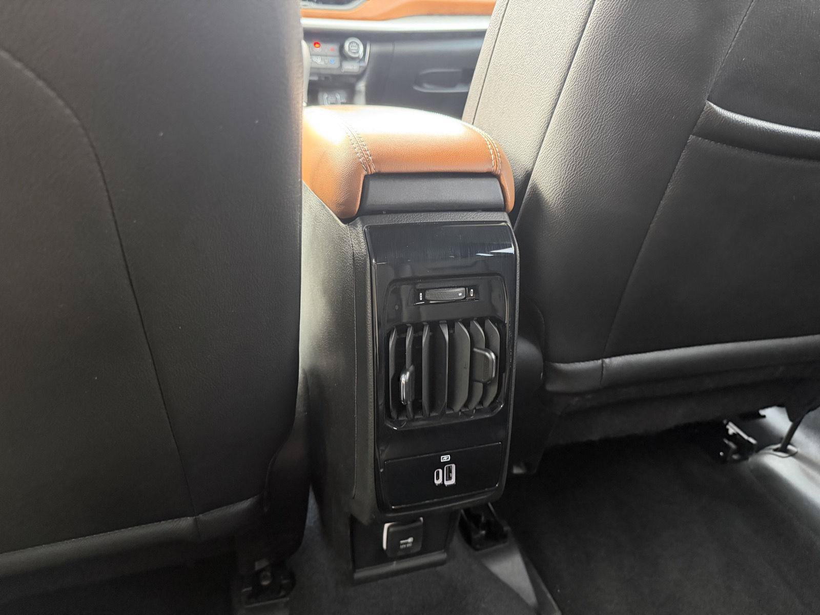 Certified 2025 Jeep Compass Limited w/ Elite Group AWD/4WD image 9