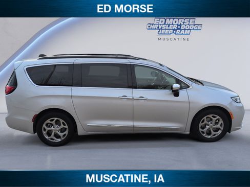 Used 2023 Chrysler Pacifica Limited FWD image 6