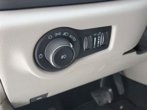 Certified 2024 Chrysler Pacifica Touring-L image 8