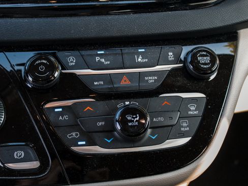 Used 2023 Chrysler Pacifica Touring-L FWD image 20
