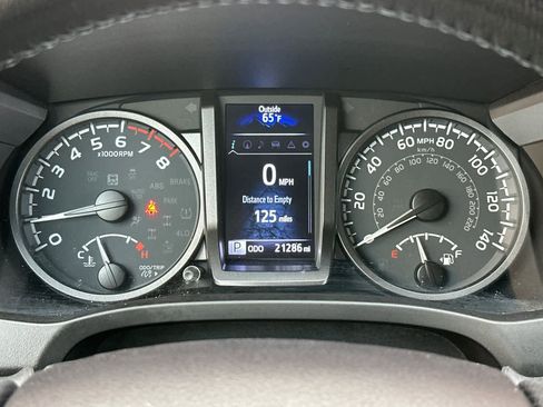 Used 2022 Toyota Tacoma TRD Off-Road w/ Technology Package image 27