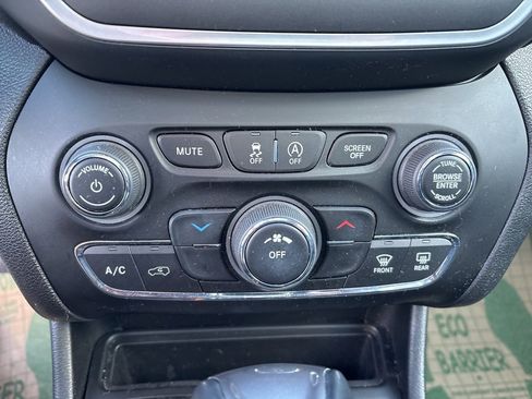 Used 2022 Jeep Cherokee Latitude w/ Sun & Sound Group image 27