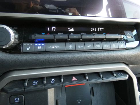 Used 2025 Toyota Tundra Limited AWD/4WD image 64