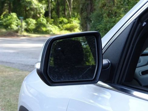 Used 2023 GMC Acadia SLE w/ Driver Convenience Package image 15