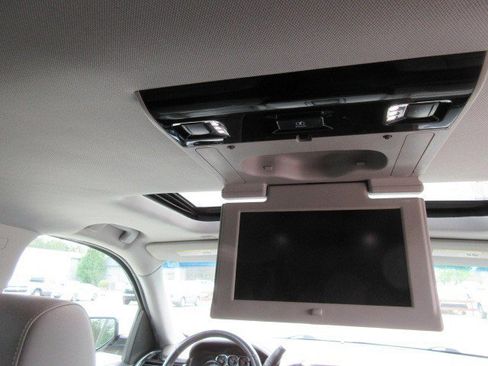 Used 2018 Chevrolet Suburban LT image 12