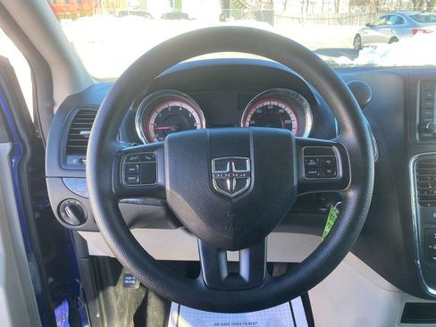 Used 2018 Dodge Grand Caravan SE w/ UConnect Hands-Free Group image 15