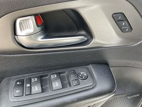 Used 2022 Chrysler Pacifica Limited w/ Uconnect Theater Family Group image 13