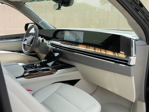 Used 2026 Cadillac Escalade Platinum Sport w/ LPO, Floor Liner Package AWD/4WD image 19