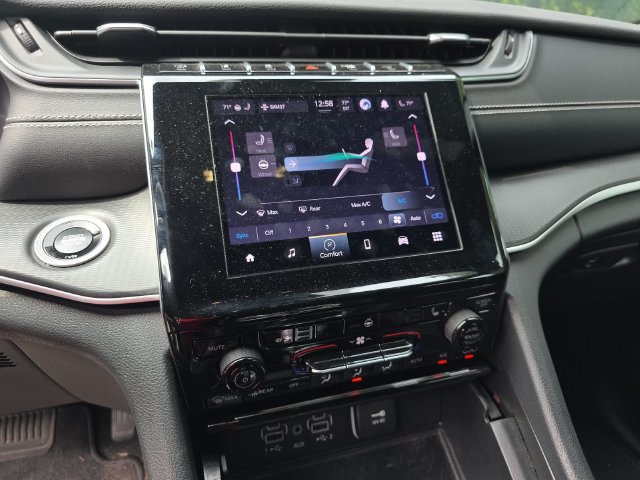 Used 2025 Jeep Grand Cherokee Altitude RWD image 20