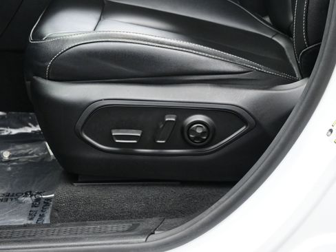 Used 2023 Jeep Grand Cherokee Limited image 11