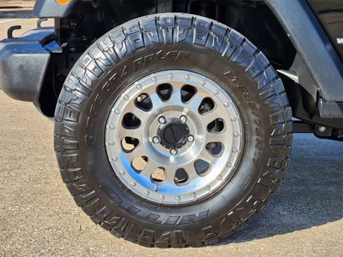 Used 2018 Jeep Wrangler Unlimited Rubicon w/ Connectivity Group image 20