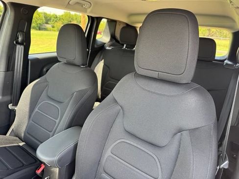 Certified 2022 Jeep Renegade Latitude w/ Convenience Group AWD/4WD image 11