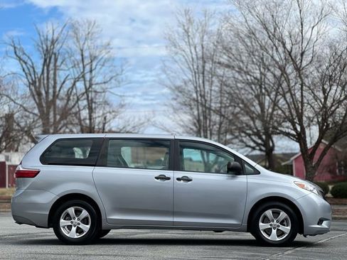 Used 2017 Toyota Sienna L image 4
