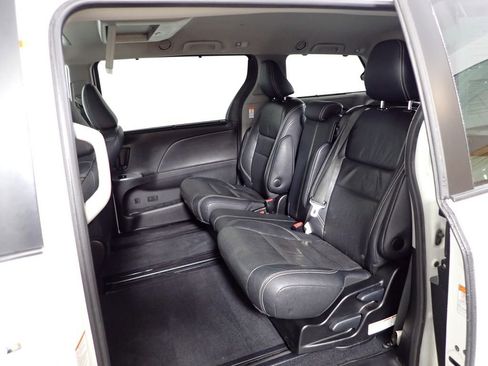 Used 2017 Toyota Sienna SE FWD image 31