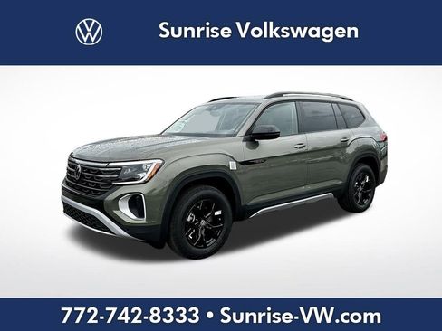 Used 2025 Volkswagen Atlas Peak Edition SE image 1