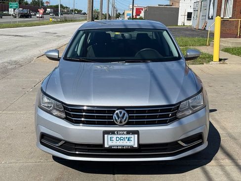 Used 2018 Volkswagen Passat 2.0T FWD image 2