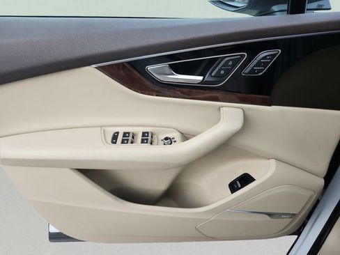 Used 2017 Audi Q7 3.0T Premium Plus w/ Premium Plus Package image 38