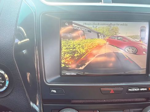 Used 2016 Ford Explorer XLT w/ Equipment Group 202A AWD/4WD image 14