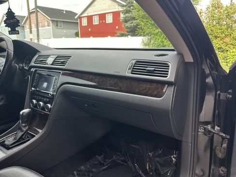 Used 2014 Volkswagen Passat TDI SEL Premium FWD image 9