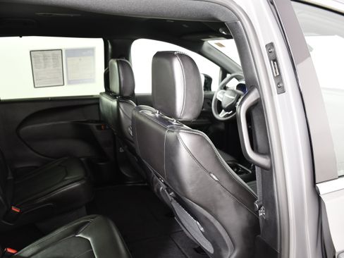 Used 2025 Chrysler Pacifica Select AWD/4WD image 43
