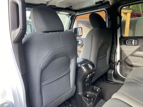 Used 2025 Jeep Wrangler Sahara AWD/4WD image 15