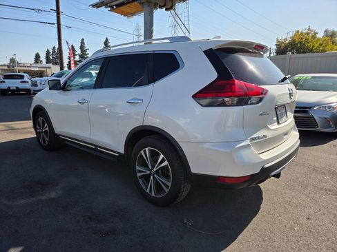 Used 2017 Nissan Rogue SL image 2