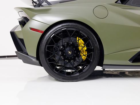 Used 2022 Lamborghini Huracan STO image 12