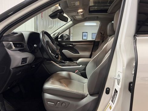 Used 2021 Toyota Highlander Limited image 9