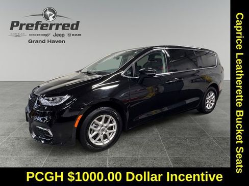 Used 2024 Chrysler Pacifica Touring-L image 10