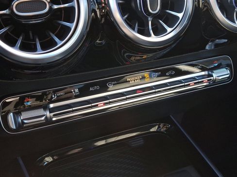 New 2025 Mercedes-Benz GLA 250 4MATIC image 17