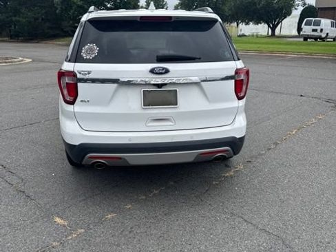 Used 2017 Ford Explorer XLT FWD image 4