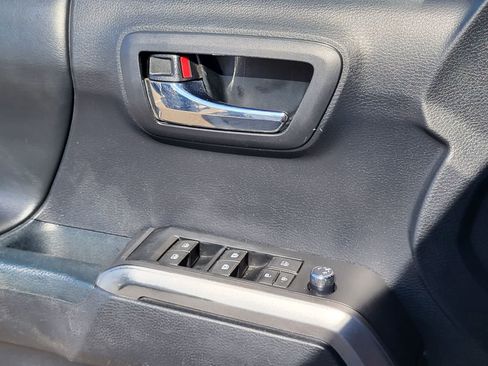 Used 2018 Toyota Tacoma Limited AWD/4WD image 17
